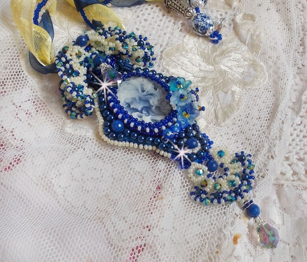 Haute-Couture Blue Palace hängande halsband med färgade fröpärlor och Swarovski-kristaller