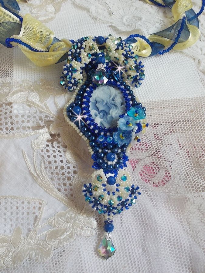 Haute-Couture Blue Palace hängande halsband med färgade fröpärlor och Swarovski-kristaller