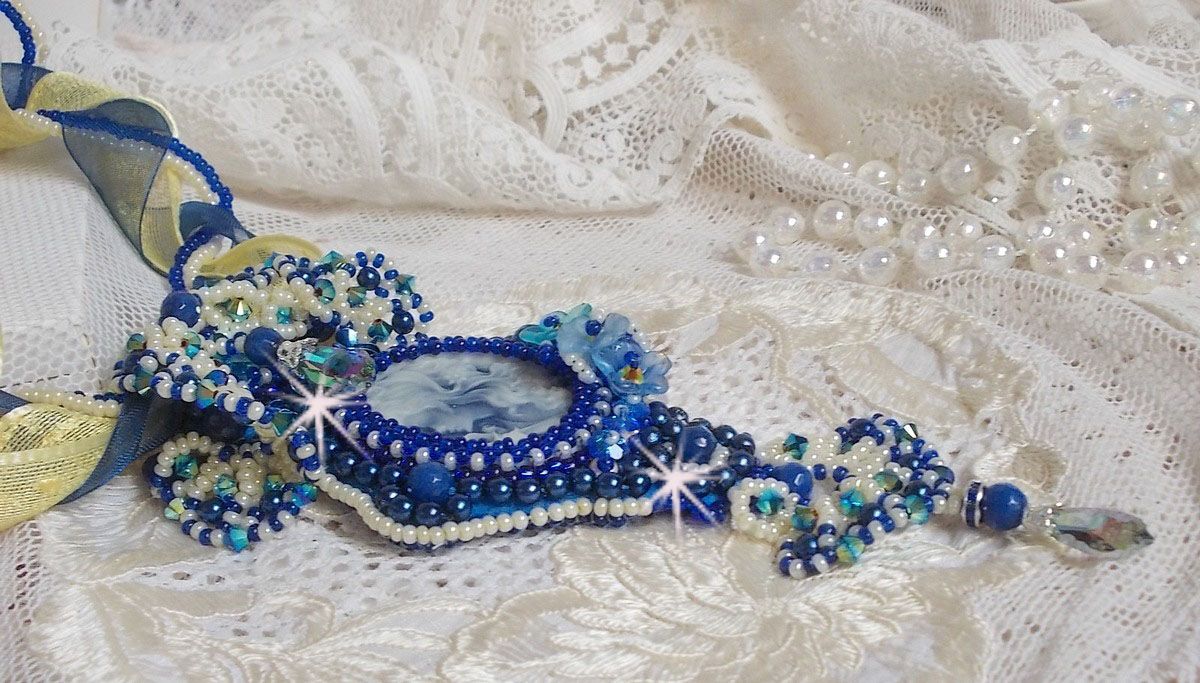Haute-Couture Blue Palace hängande halsband med färgade fröpärlor och Swarovski-kristaller