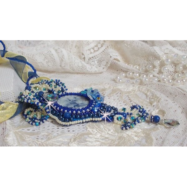 Haute-Couture Blue Palace hängande halsband med färgade fröpärlor och Swarovski-kristaller