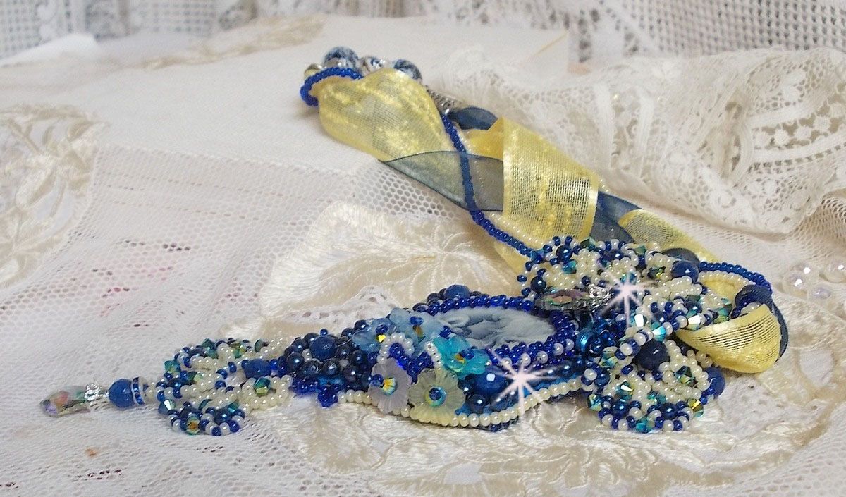Haute-Couture Blue Palace hängande halsband med färgade fröpärlor och Swarovski-kristaller