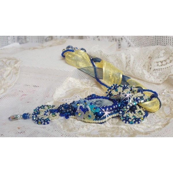 Haute-Couture Blue Palace hängande halsband med färgade fröpärlor och Swarovski-kristaller