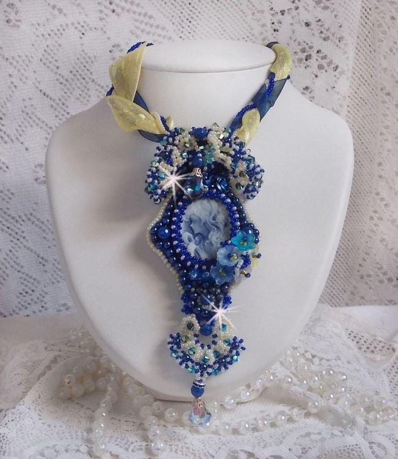 Haute-Couture Blue Palace hängande halsband med färgade fröpärlor och Swarovski-kristaller