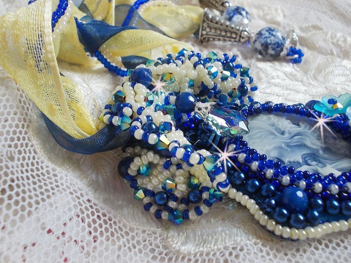 Haute-Couture Blue Palace hängande halsband med färgade fröpärlor och Swarovski-kristaller