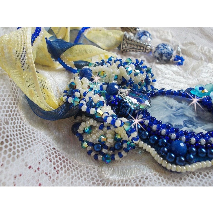 Haute-Couture Blue Palace hängande halsband med färgade fröpärlor och Swarovski-kristaller