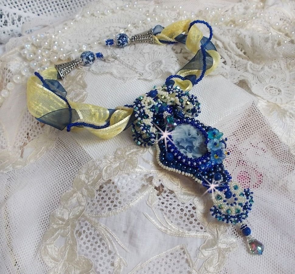 Haute-Couture Blue Palace hängande halsband med färgade fröpärlor och Swarovski-kristaller