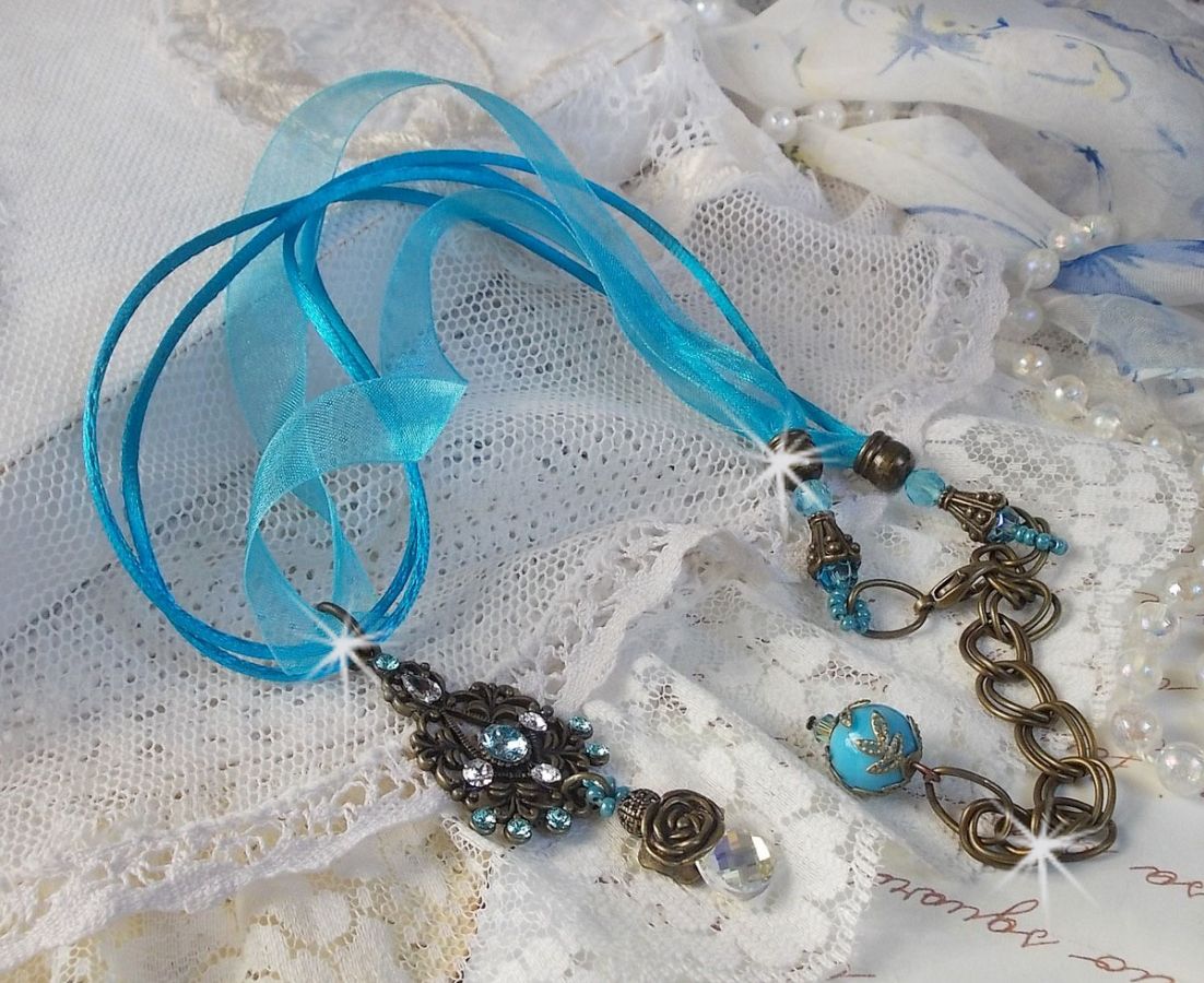Lady in Blue hängande halsband monterat med Swarovski-kristaller, blomma distanser, löv koppar och band