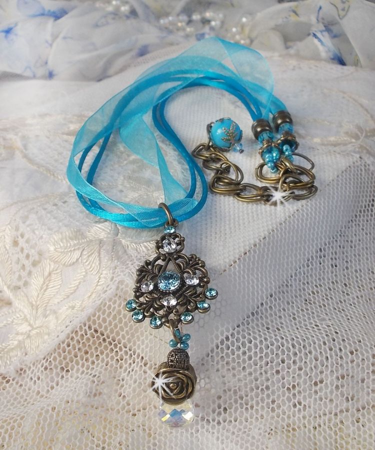 Lady in Blue hängande halsband monterat med Swarovski-kristaller, blomma distanser, löv koppar och band