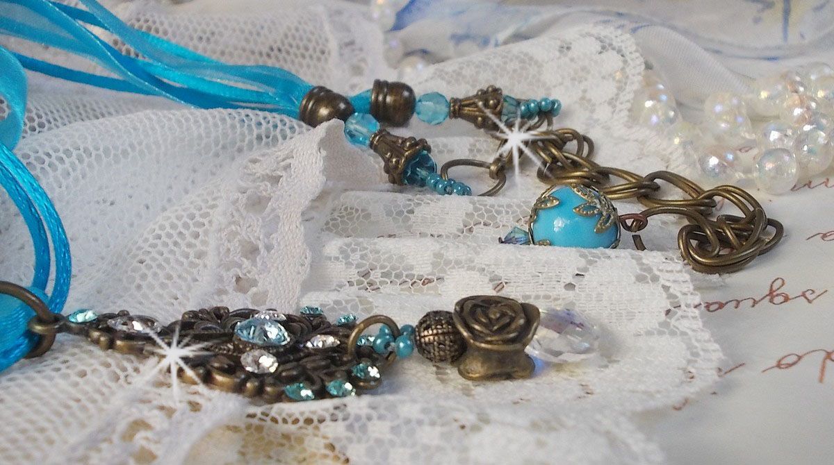 Lady in Blue hängande halsband monterat med Swarovski-kristaller, blomma distanser, löv koppar och band