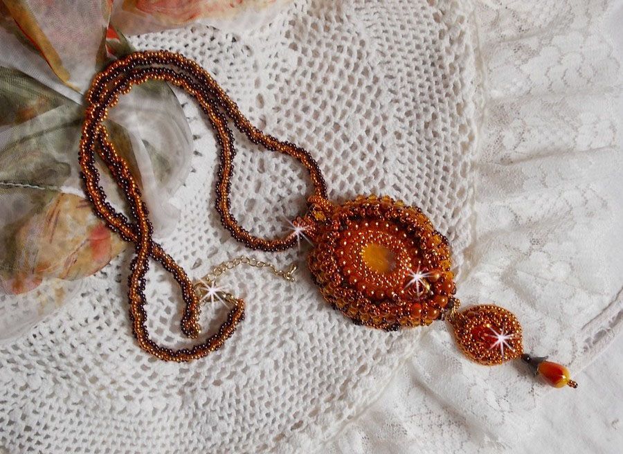 Lady in Orange halsband är broderat med Swarovski kristaller, Miyuki fröpärlor och magiska pärlor.