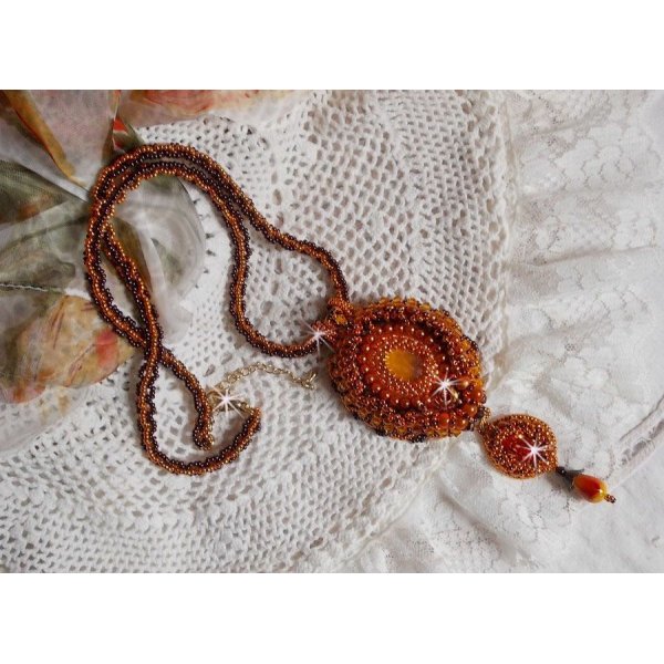 Lady in Orange halsband är broderat med Swarovski kristaller, Miyuki fröpärlor och magiska pärlor.