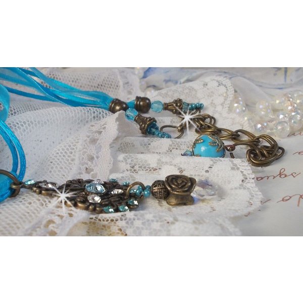 Lady in Blue hängande halsband monterat med Swarovski-kristaller, blomma distanser, löv koppar och band