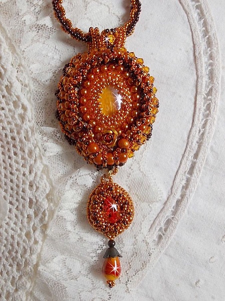 Lady in Orange halsband &auml;r broderat med Swarovski kristaller, Miyuki fr&ouml;p&auml;rlor och magiska p&auml;rlor.