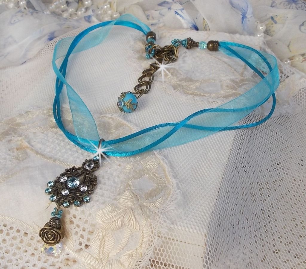 Lady in Blue hängande halsband monterat med Swarovski-kristaller, blomma distanser, löv koppar och band