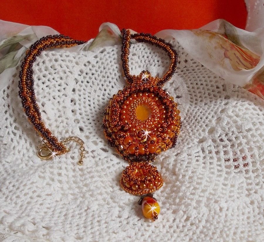 Lady in Orange halsband är broderat med Swarovski kristaller, Miyuki fröpärlor och magiska pärlor.