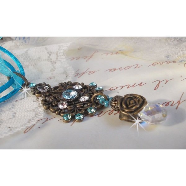 Lady in Blue hängande halsband monterat med Swarovski-kristaller, blomma distanser, löv koppar och band