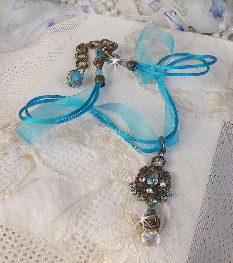 Lady in Blue hängande halsband monterat med Swarovski-kristaller, blomma distanser, löv koppar och band