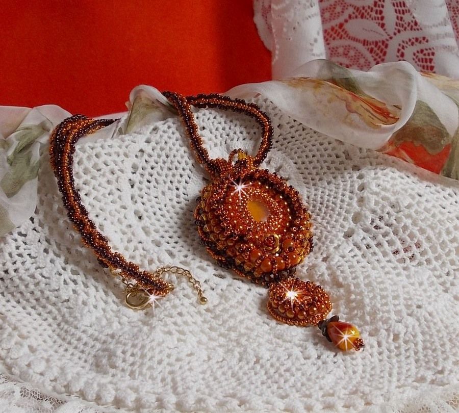 Lady in Orange halsband är broderat med Swarovski kristaller, Miyuki fröpärlor och magiska pärlor.