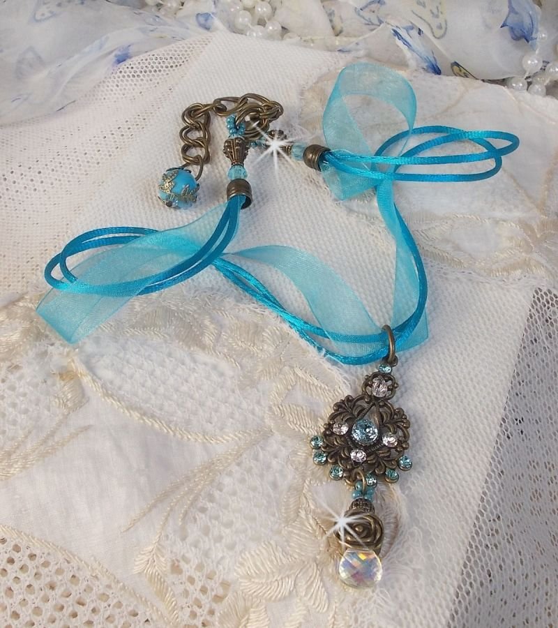 Lady in Blue hängande halsband monterat med Swarovski-kristaller, blomma distanser, löv koppar och band