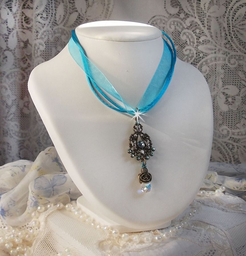 Lady in Blue hängande halsband monterat med Swarovski-kristaller, blomma distanser, löv koppar och band