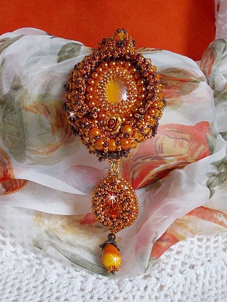 Lady in Orange halsband &auml;r broderat med Swarovski kristaller, Miyuki fr&ouml;p&auml;rlor och magiska p&auml;rlor.