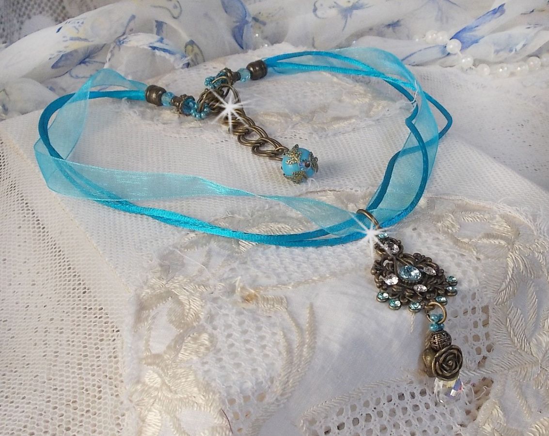 Lady in Blue hängande halsband monterat med Swarovski-kristaller, blomma distanser, löv koppar och band