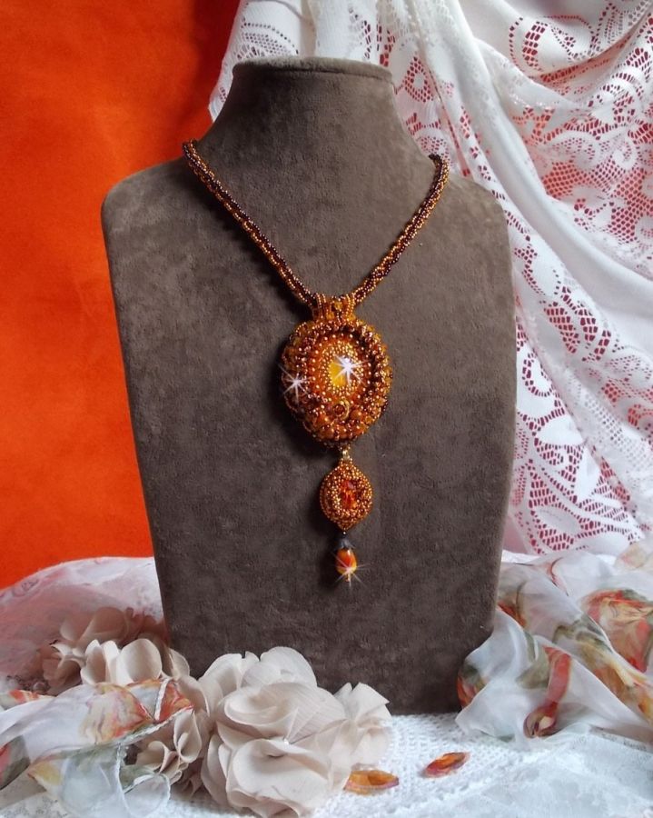 Lady in Orange halsband är broderat med Swarovski kristaller, Miyuki fröpärlor och magiska pärlor.