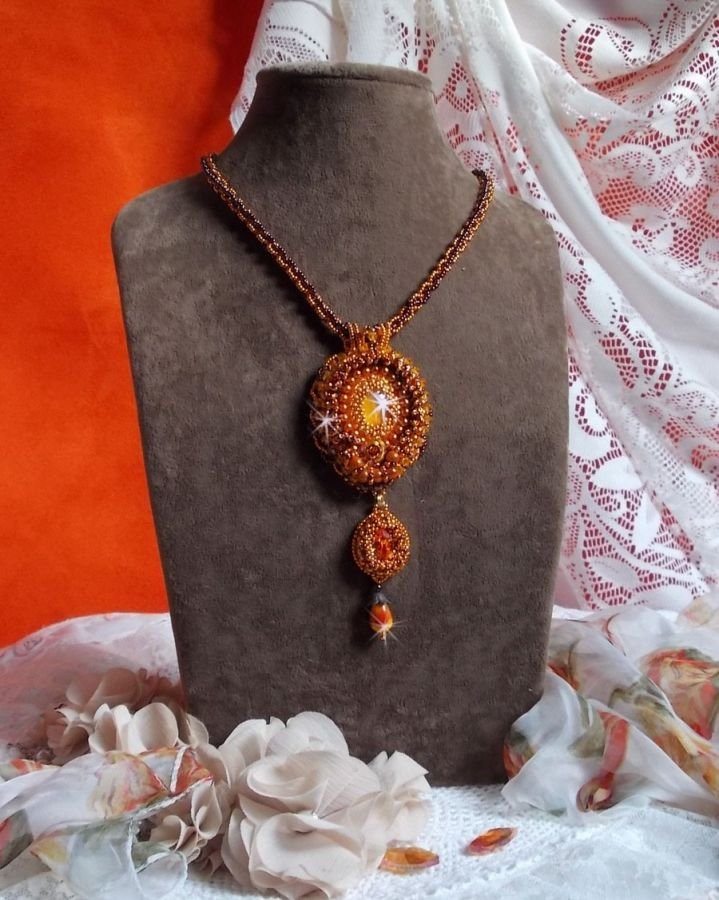 Lady in Orange halsband är broderat med Swarovski kristaller, Miyuki fröpärlor och magiska pärlor.