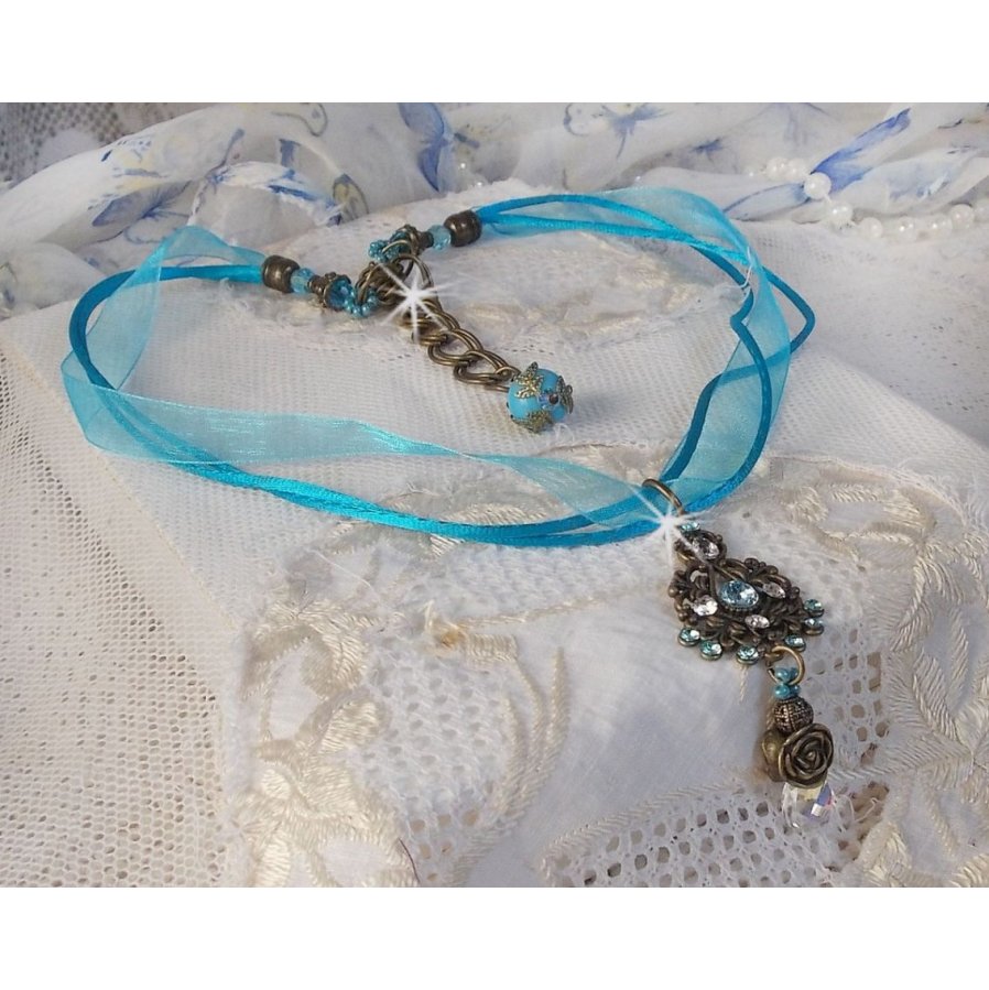 Lady in Blue hängande halsband monterat med Swarovski-kristaller, blomma distanser, löv koppar och band