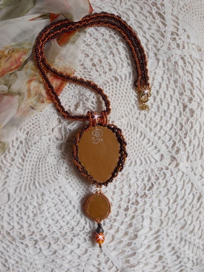 Lady in Orange halsband är broderat med Swarovski kristaller, Miyuki fröpärlor och magiska pärlor.