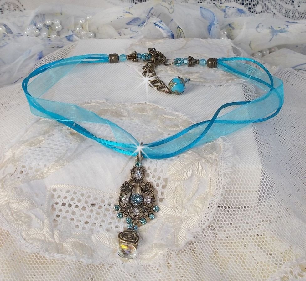 Lady in Blue hängande halsband monterat med Swarovski-kristaller, blomma distanser, löv koppar och band