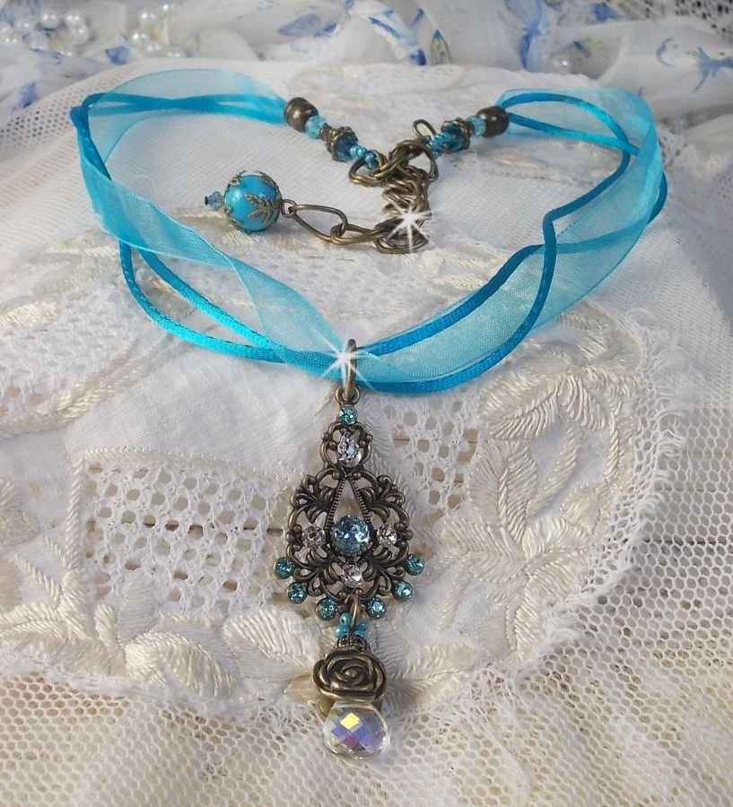 Lady in Blue hängande halsband monterat med Swarovski-kristaller, blomma distanser, löv koppar och band
