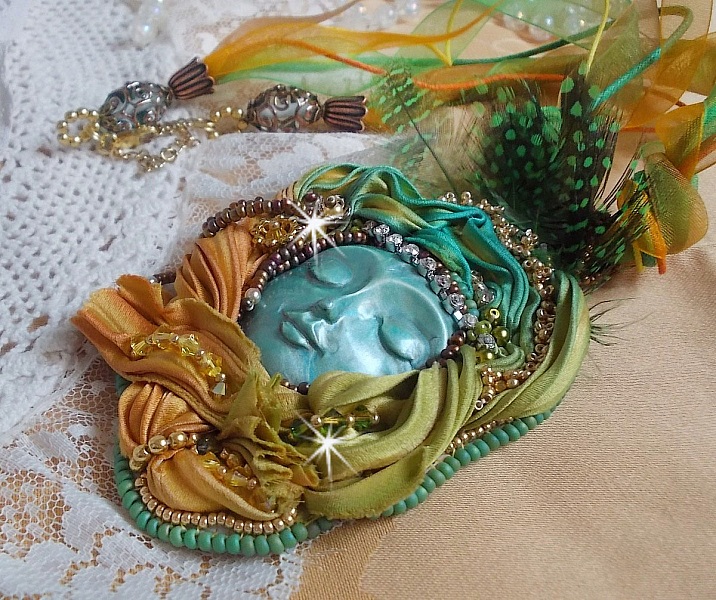 Collier pendentif Lune V&eacute;nitienne brod&eacute; avec un tr&egrave;s beau ruban de soie, des cristaux de Swarovski et d'autres perles de qualit&eacute; 