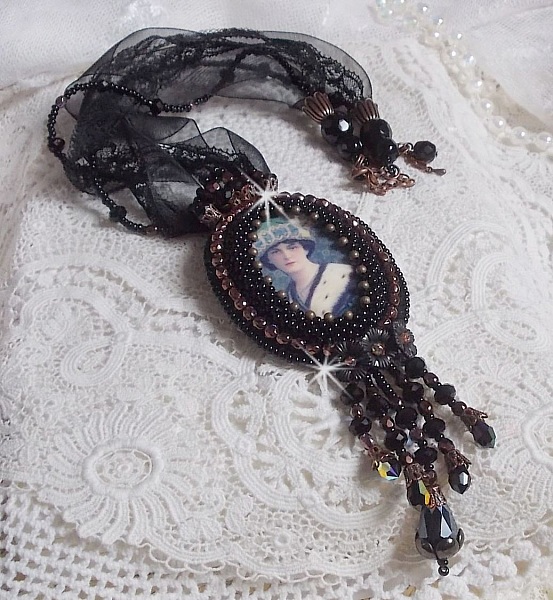 Midnight Daisy halsband med svarta p&auml;rlor och Swarovski-kristaller