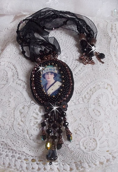 Midnight Daisy halsband med svarta p&auml;rlor och Swarovski-kristaller