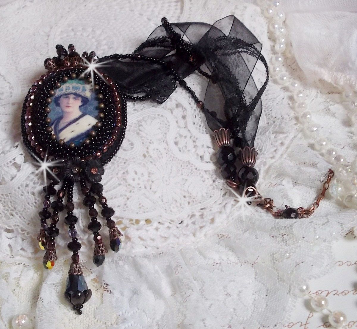 Midnight Daisy halsband med svarta pärlor och Swarovski-kristaller