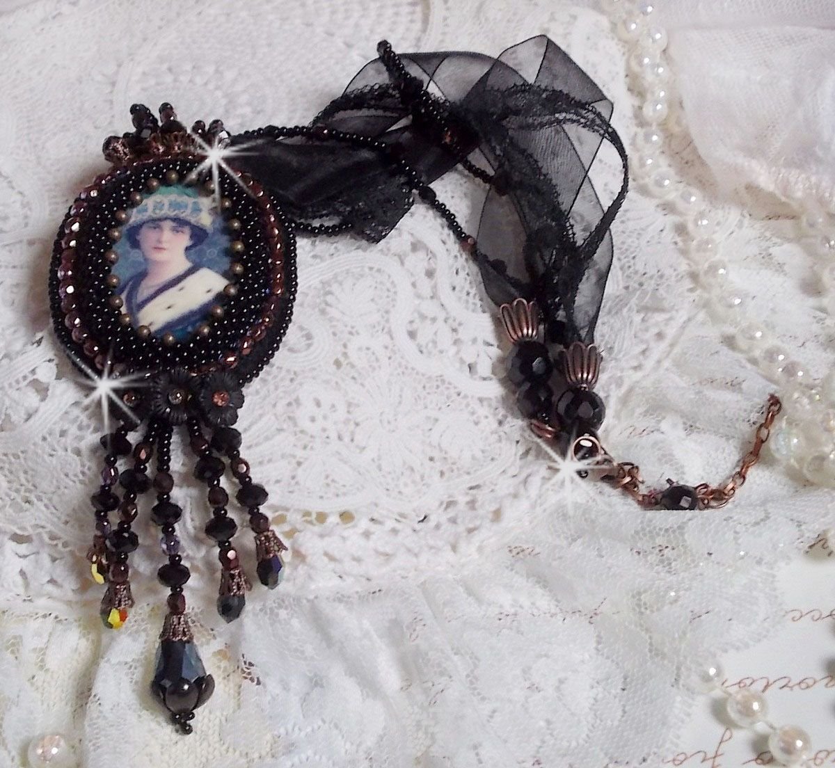 Midnight Daisy halsband med svarta pärlor och Swarovski-kristaller
