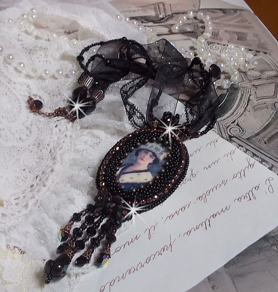 Midnight Daisy halsband med svarta p&auml;rlor och Swarovski-kristaller