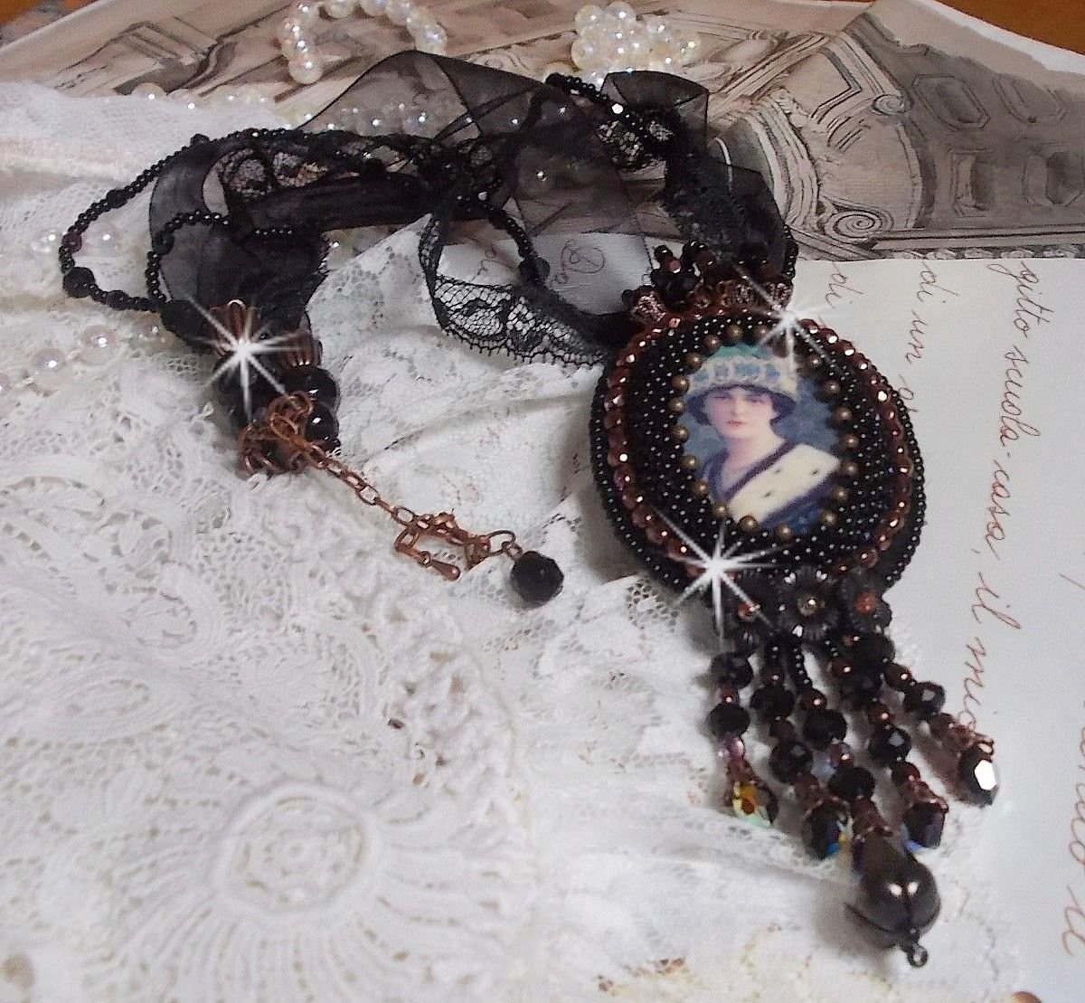 Midnight Daisy halsband med svarta pärlor och Swarovski-kristaller