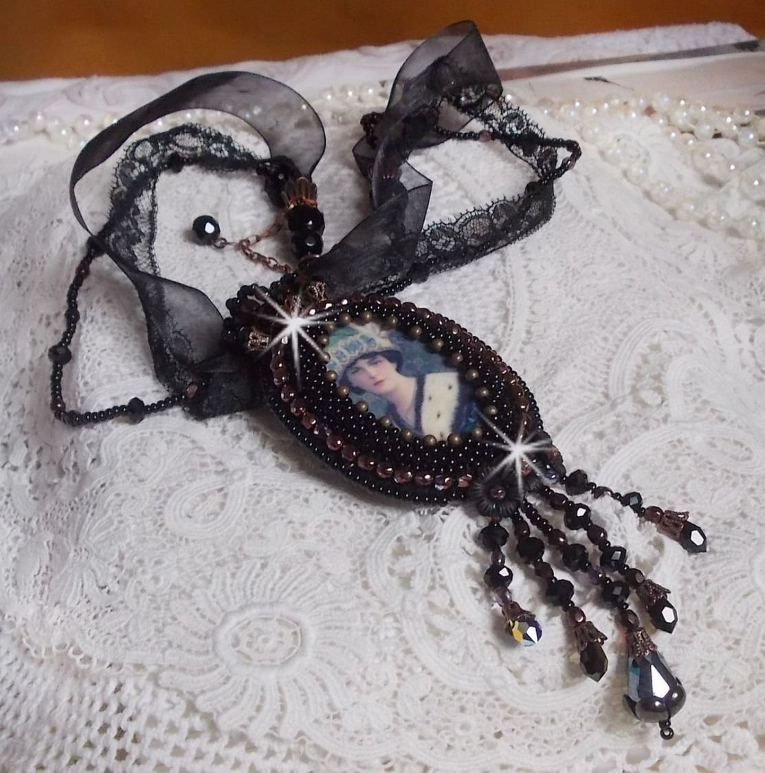 Midnight Daisy halsband med svarta pärlor och Swarovski-kristaller