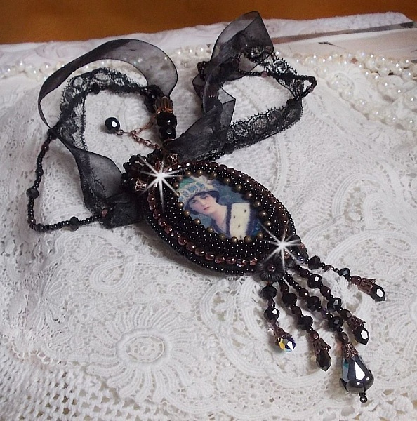 Midnight Daisy halsband med svarta p&auml;rlor och Swarovski-kristaller