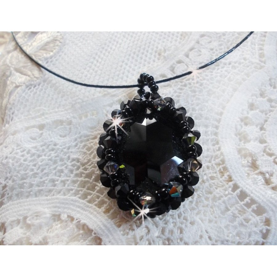 Mirano hängande halsband med Swarovski-kristaller och svarta fröpärlor