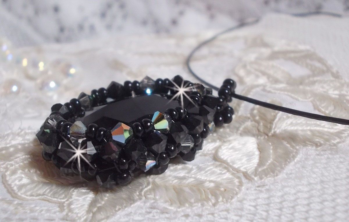 Mirano hängande halsband med Swarovski-kristaller och svarta fröpärlor