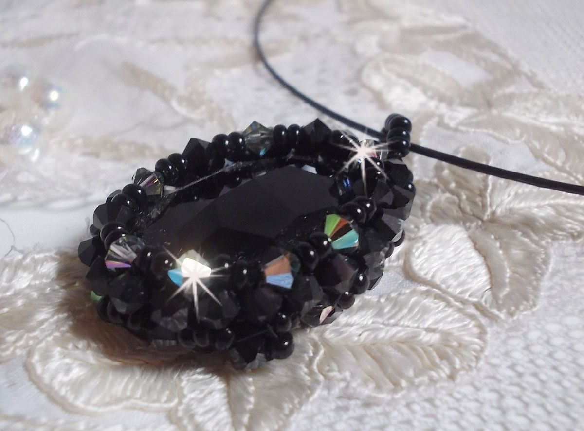 Mirano hängande halsband med Swarovski-kristaller och svarta fröpärlor