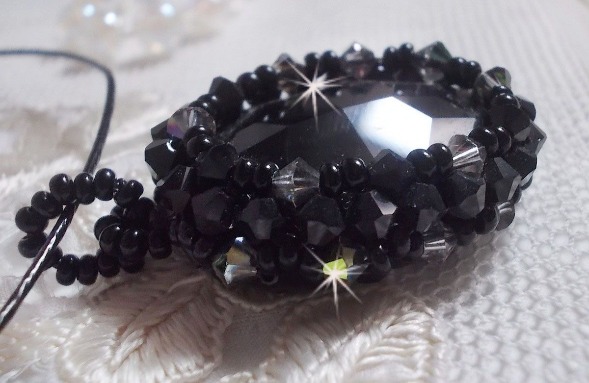 Mirano hängande halsband med Swarovski-kristaller och svarta fröpärlor