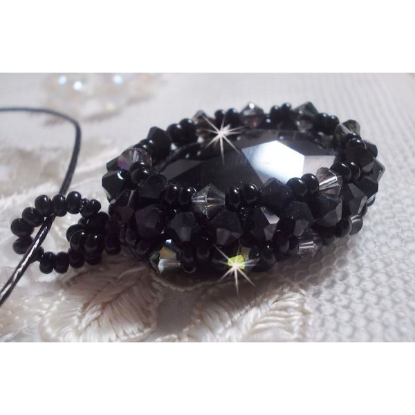 Mirano hängande halsband med Swarovski-kristaller och svarta fröpärlor