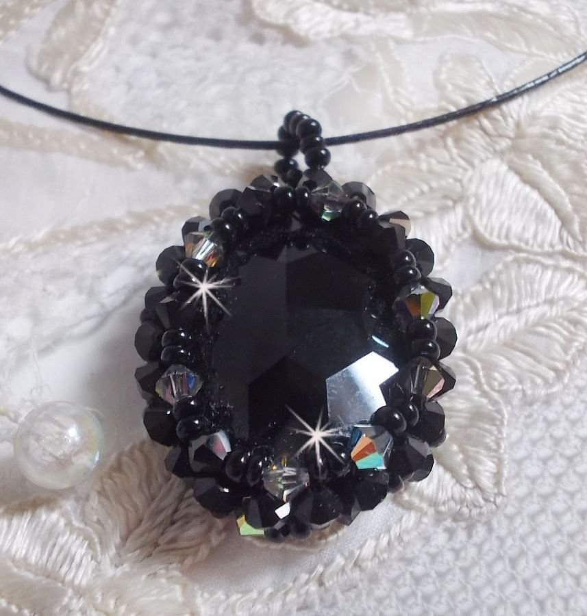 Mirano hängande halsband med Swarovski-kristaller och svarta fröpärlor