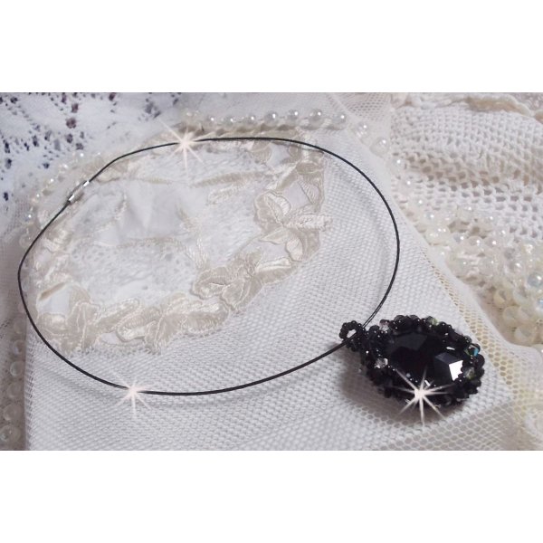 Mirano hängande halsband med Swarovski-kristaller och svarta fröpärlor