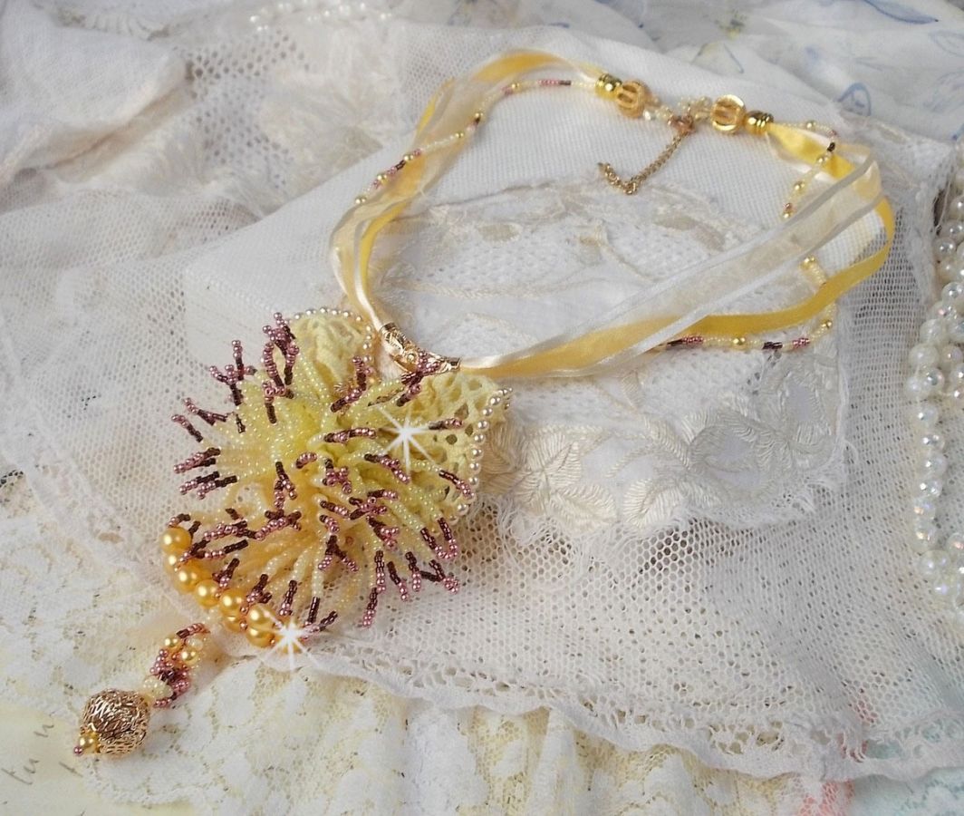 La Petite Robe Jaune hängande halsband med pärlor, Swarovski-pärlor och andra.