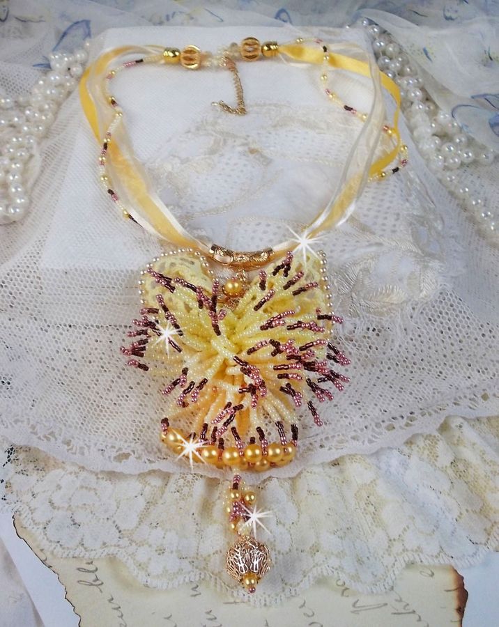 La Petite Robe Jaune hängande halsband med pärlor, Swarovski-pärlor och andra.